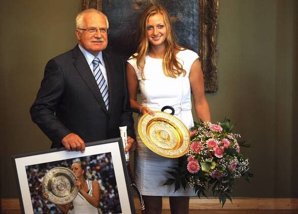 Czech president Vaclav Klaus (left) congratulates to the tennis Wimbledon winner Petra Kvitova (middle) at the Prague Castle, Czech Republic on July 7, 2011. Kvitova dedicated one of her tennis rockets and photographs with Wimledon trophy to Vaclav Klaus. (CTKxPhoto KaterinaxSulova)  CTKPhoto164385 o0 Funktionär Sieg, Sieger Pokal Trophäe Objekt Ehrung Freude o00 All England Championships