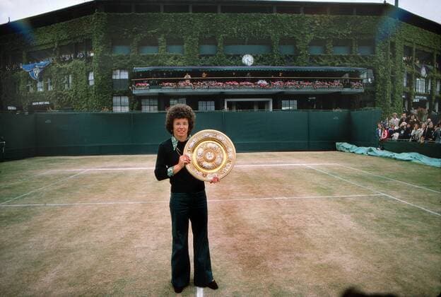 Tennis - Billie jean King (USA) with her Womens Shield outside centre court. Winner of the Womens singles final 1975 Wimbledon tennis Championships  o0 Siegerehrung Pokal Trophäe Objekt Sieg Jubel Freude Einzel Finale
