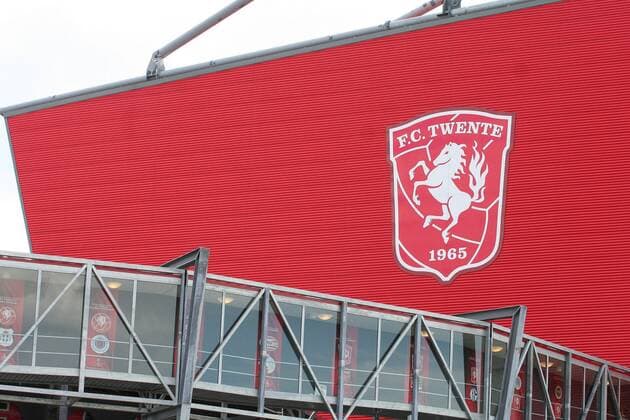 Einsturz Stadion-Dach am 07.07.2011 im Stadion De Grolsch Veste in Enschede Katastrophe im niederländischen Enschede! Das Dach des Fußball-Stadions des FC Twente Enschede ist eingebrochen. Ein Mensch wurde getötet. o0 Objekte kaputt Schaden Zerstörung Logo