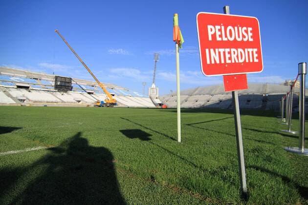 Fußball, Stadiongeschichte Olympique Marseille Rasen betreten verboten - Stade Velodrome von Olympique Marseille -  o0 Verbot Schild Objekt Verbotsschild Platz Platzpflege