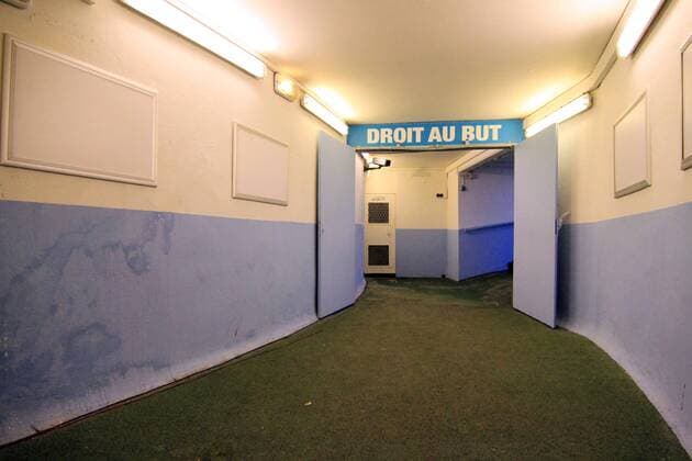 Fußball, Stadiongeschichte Olympique Marseille Kabinengang im Stade Velodrome von Olympique Marseille -  o0 Katakomben Tunnel Gang Kabinengang Spielertunnel