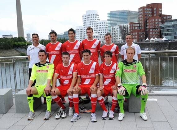 Fussball, Fototermin zur Bundesliga-Saison 2011 2012: Fortuna Düsseldorf: Trainer Norbert Meier und die Neuzugänge: Oben v.l.: Torwart-Trainer Manfred Gloger, Adriano Grimaldi, Tugrul Erat, Jeron Hazaimeh, Jules Schwadorf, Norbert Meier. Unten v.li.: Markus Krauss, Juanan, Karim Aiouadhi, Robbie Kruse und Robert Almer.