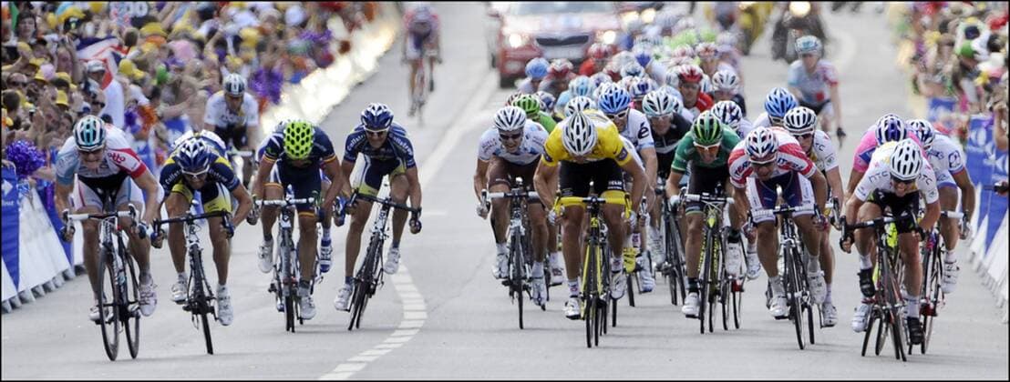 Etappensieger Mark CAVENDISH (HTC - HIGHROAD - GBR, R) - Andre GREIPEL (OMEGA PHARMA - LOTTO - GER, L) - Romain FEILLU (VACANSOLEIL-DCM - FRA, 2L) - Thor HUSHOVD (TEAM GARMIN - CERVELO - NOR, Mitte) im gelben Trikot Tour de France 2011 - 7.Ettape: Le Mans - Chateauroux, 08.07.2011 - xPhotoNewsx  o0 Massensprint Zielsprint totale Ziel Zielankunft Etappensieg
