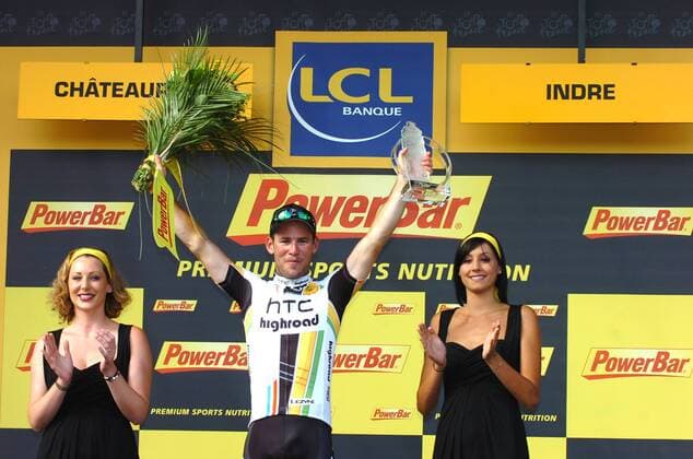 Tour de France 2011 - 7.Etappe: Le Mans - Chateauroux, 08.07.2011; Etappensieger Mark Cavendish (GBR Htc High Road), Chateauroux  o0 Siegerehrung Hostess, Hostessen, Frau, girl