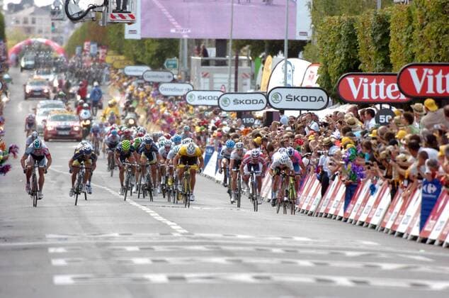 Tour de France 2011 - 7.Etappe: Le Mans - Chateauroux, 08.07.2011; Mark Cavendish (GBR Htc High Road, 2.v.re.) - Etappensieger der 7. Etappe der Tour de France 2011 vor Alessandro Petacchi (ITA Lampre ISD, re.) und ANDRE GREIPEL (GER Omega Pharma Lotto 2011, li.), dahinter u.a. Romain Feillu (FRA Vacansoleil DCM, 2.v.li.), Denis Galimzyanov (RUS Katusha), Thor Hushovd (NOR Garmin - Cervelo) im gelben Trikot, Chateauroux  o0 Ziel Zielankunft Sprint Massensprint totale Zuschauer Fan