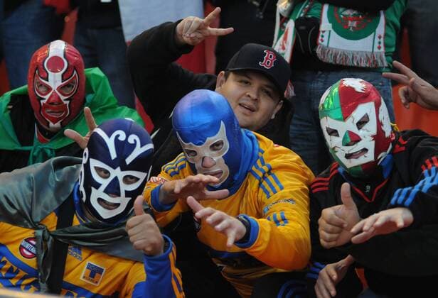 MENDOZA, July 8, 2011 -- Mexico s supporters encourage your team during Copa America soccer match group stage in Mendoza City, July 8, 2011.  o0 kurios Komik Maske Kostüm Fans
