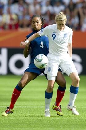 Laura GEORGES (li., FRA) gegen Ellen WHITE (ENG), Aktion, Zweikampf, Hochformat, Viertelfinale, Spiel 26, England (ENG) - Frankreich (FRA), am 09.07.2011 in Leverkusen Fussball Frauen Weltmeisterschaft 2011 in Deutschland vom 26.06. - 17.07.2011
