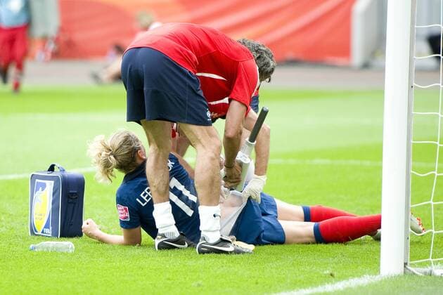 Laure LEPAILLEUR (FRA) bekommt nach einem Zusammenstoss mit dem Torpfosten den Hintern vereist, Vereisung, Eisspray, Verletzung, ganze Figur, Querformat, Viertelfinale, Spiel 26, England (ENG) - Frankreich (FRA), am 09.07.2011 in Leverkusen Fussball Frauen Weltmeisterschaft 2011 in Deutschland vom 26.06. - 17.07.2011