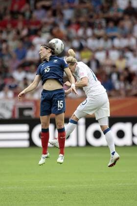 Kopfballduell zwischen v.l. Elise Bussaglia (Frankreich) und Kelly Smith (England), Aktion Frauenfussball, FIFA Frauen-Fussball Weltmeisterschaft 2011, Spiel 26, Viertelfinale, England - Frankreich, 09.07.2011, WM-Stadion Leverkusen,
