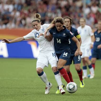Zweikampf zwischen v.l. Kelly Smith (England) und Louisa Necib (Frankreich), Aktion Frauenfussball, FIFA Frauen-Fussball Weltmeisterschaft 2011, Spiel 26, Viertelfinale, England - Frankreich, 09.07.2011, WM-Stadion Leverkusen,
