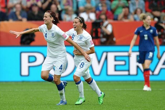 Fußball Frauen-WM, Viertelfinale, England - Frankreich am 09.07.2011 in Leverkusen Torjubel England zum 1:0 Jill Scott ( England ), links - Fara Williams ( England ), rechts