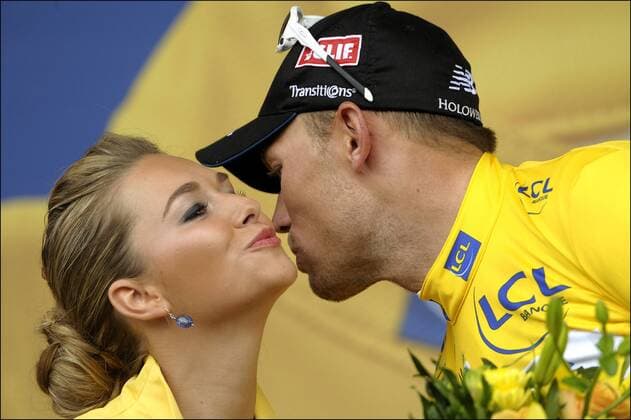 Thor Hushvod Maillot Jaune Podium - Cyclisme : Tour De France - 8 Etape - Aigurande - Super - Besse Sancy - 09.07.2011 - PhotoNews  o0 Siegerehrung gelbes Trikot Girl Hostess Kuss Siegerkuss