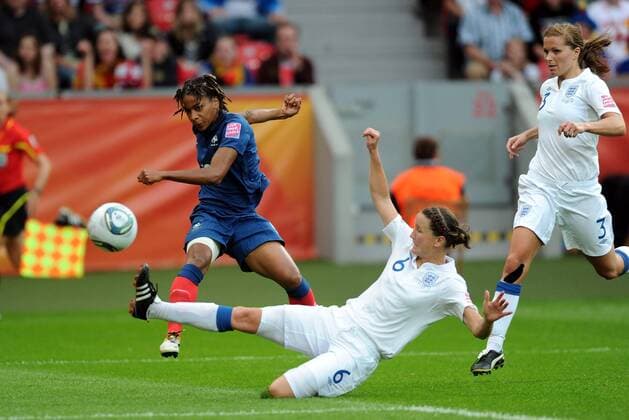 Football : France Angleterre - FIFA Women s World Cup 2011- Leverkusen - 09 07 2011 - Bay Arena - Elodie THOMIS (FRA) - Casey STONEY (ANG) - Football : France Angleterre - World Cup - 09 07 2011 AnthonyBibard FEP Panoramic 