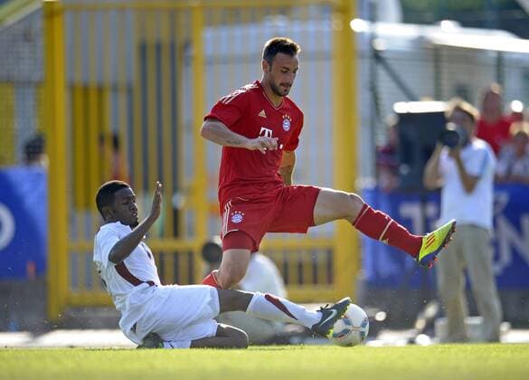 09.07.2011, Fußball 1.Bundesliga, Trainingslager FC Bayern München in Arco (Trentino, Gardasee), Testspiel FC Bayern München - Nationalmannschaft Katar. Diego Contento (re, Bayern München) im Zweikampf.