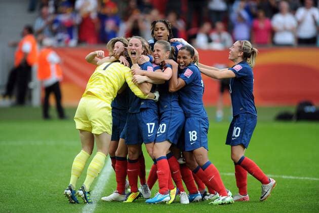 Viertelfinale der Frauen WM 2011 in Leverkusen, England vs. Frankreich --- Frankreich feiert den Halbfinaleinzug, v.li.: Celine DEVILLE - Gaetane THINEY - Sabrina VIGUIER - Elodie THOMIS (obenauf) - Marie Laure DELIE - Camille ABILY -  AnthonyBibardFEP o0 Jubel Freude Emotionen