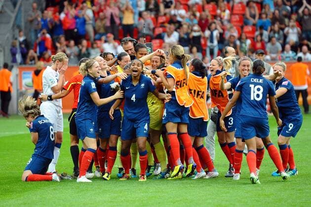 Viertelfinale der Frauen WM 2011 in Leverkusen, England vs. Frankreich --- Frankreich feiert den Halbfinaleinzug: Laura GEORGES (FRA 4) - Faye WHITE (ENG weiß) -  AnthonyBibardFEP o0 Jubel Freude Emotionen Freud und Leid
