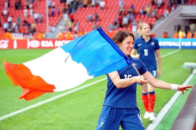 Viertelfinale der Frauen WM 2011 in Leverkusen, England vs. Frankreich --- Frankreich feiert den Halbfinaleinzug: Elise BUSSIGLIA -  AnthonyBibardFEP o0 Objekte Fahne, Nationalfahne
