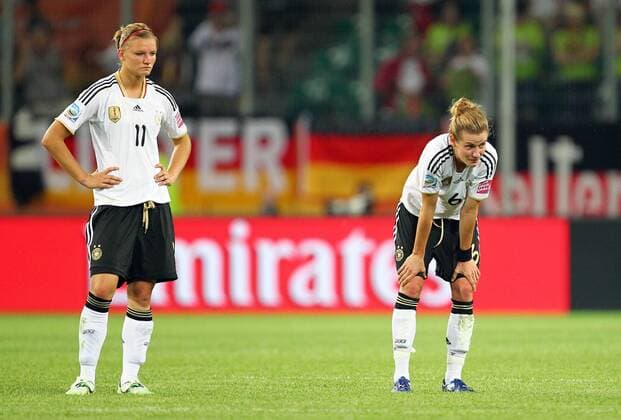 Samstag 09.07.2011, FIFA Frauen-WM, Viertelfinale der Frauen Fussball - Weltmeisterschaft 2011 in Wolfsburg, Deutschland - Japan 0:1, Alexandra POPP (GER) und Simone LAUDEHR (GER) nach der 0:1 Niederlage DeFodi001 o0 Verlierer Emotionen weinen Tränen pessimistisch