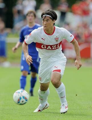 FUSSBALL Fussball 1. Bundesliga 2011 2012 Testspiel 09.07.2011 VfL Kirchheim- VfB Stuttgart Shinji Okazaki (VfB Stuttgart) am Ball 
