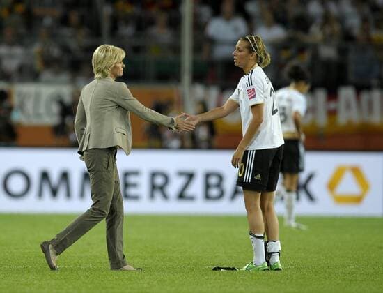 09.07.2011, FIFA-Frauen-Fußball-Weltmeisterschaft 2011 in Deutschland. Viertelfinale , Deutschland - Japan in Wolfsburg. Enttäuschung nach dem Spiel. v.li: Bundestrainerin Silvia Neid (Deutschland) tröstet Lena Goessling (Deutschland).