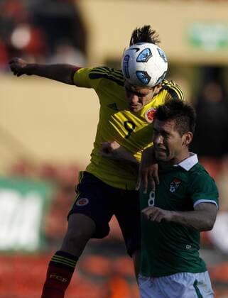 SANTA FE, July 10, 2011 (Xinhua) -- Colombia s Radamel Falcao Garcia (BACK) vies for the ball with Bolivia s Ronald Garcia (FRONT) during a Copa America soccer match between Colombia and Bolivia, in Santa Fe, Argentina, on July 10, 2011. (Xinhua Guillermo Arias) (rc) SANTA FE-SOCCER-COPA AMERICA-COLOMBIA VS BOLIVIA 
