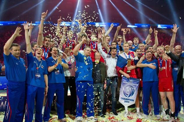 10.07.2011 - Gdansk , ERGO Arena, Volleyball men s, FIVB World League Final 2011, Siegerehrung; Sieger Russland -  110710PAL298 o0 Konfetti Pokal, Trophäe Objekte Siegerfoto