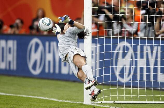 Hope Solo, Torfrau USA, hält hier beim Elfmeterschießen einen Ball, , , Elfmeter, Parade, Halten, Brasilien-USA, Brazil vs United States of America, FIFA Womens World Cup 2011, WM, FIFA Frauen-Weltmeisterschaft 2011, Viertelfinale, Quarterfinal, Spiel Nr. 28 Dresden, 10.7.2011, Rudolf-Harbig-Stadion, Ergebnis 3:5 im Elfmeterschießen