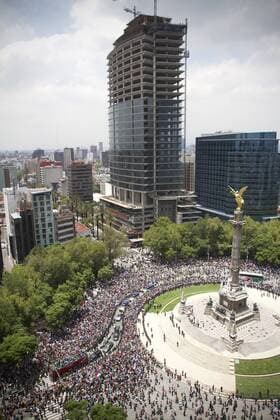 Players from Mexico s Under-17 (U17) national soccer team and fans celebrate during a tour through the main avenues of Mexico City, capital of Mexico, on July 11, 2011. Mexico defeated Uruguay on Sunday 2-0 and became the new U17 soccer world champions.  o0 Fan Publikum Totale Vogelperspektive, oben Fahne, Nationalfahne truck Feier Weltmeisterfeier