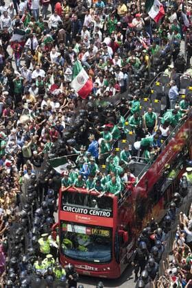 Players from Mexico s Under-17 (U17) national soccer team celebrate and greet fans during a tour through the main avenues of Mexico City, capital of Mexico, on July 11, 2011. Mexico defeated Uruguay on Sunday 2-0 and became the new U17 soccer world champions.  o0 Fan Publikum Totale Vogelperspektive, oben Fahne, Nationalfahne truck Feier Weltmeisterfeier