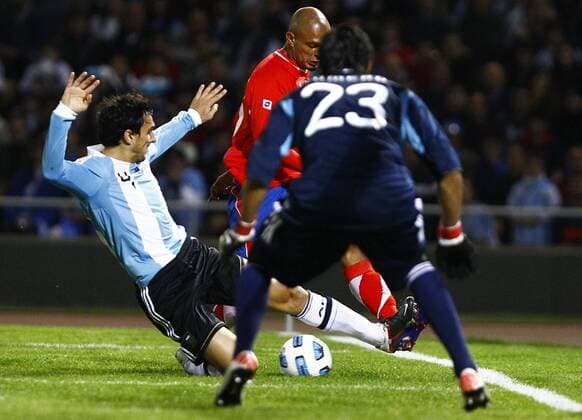 Nicolas Burdisso (L) Argentina (blue) vs. Costa Rica (red) 3:0 in Cordoba. x(181)xLuizxFernandoxMenezesx xFox 