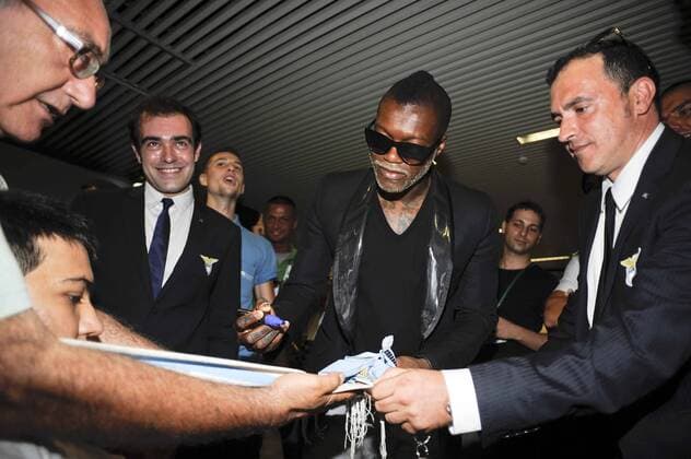 12.07.2011, Rom - Ankunft von Djibril Cisse, Neuzugang von Lazio Rom, am Flughafen Fiumicino --- FabrizioxCorradetti o0 Fan