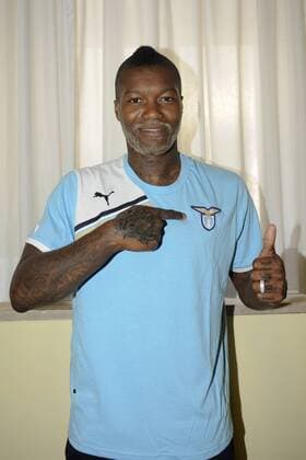 12.07.2011, Rom - Djibril Cisse, Neuzugang bei Lazio Rom, bei dem medizinischen Check --- FabrizioxCorradetti o0 Leistung Test Gesundheit Gesundheitscheck Gesundheitstest Leistungstest Untersuchung