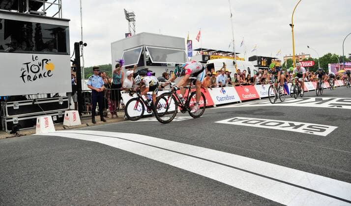 RADSPORT - Tour de France 2011 CARMAUX,FRANKREICH,12.JUL.11 - DIVERS, RADSPORT - Tour de France 2011, 10. Etappe, Aurillac - Carmaux. Bild zeigt Mark Cavendish (GBR HTC) und Etappensieger Andre Greipel (GER Omega Pharma-Lotto). Keywords: Ziel, Ziellinie. 