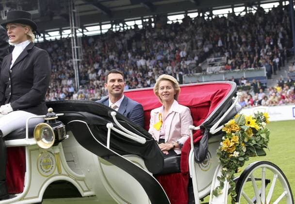 Aachen Soers CHIO, Eröffnungsfeier hier Verleihung der Medienpreise Silbernes Pferd : Arbeitsministerin Ursula von der Leyen und Wladimir Klitschko in der Kutsche o0 Boxen people Politik