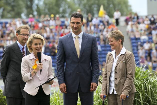 Aachen Soers CHIO, Eröffnungsfeier hier Verleihung der Medienpreise Silbernes Pferd : Moderator Stefan Krawczyk mit Boxer Wladimir Klitschko und Arbeitsministerin Ursula von der Leyen, die das Silberne Pferd an Behinderten-Dressurreiterin Hannelore Brenner überreicht o0 Boxen people Politik