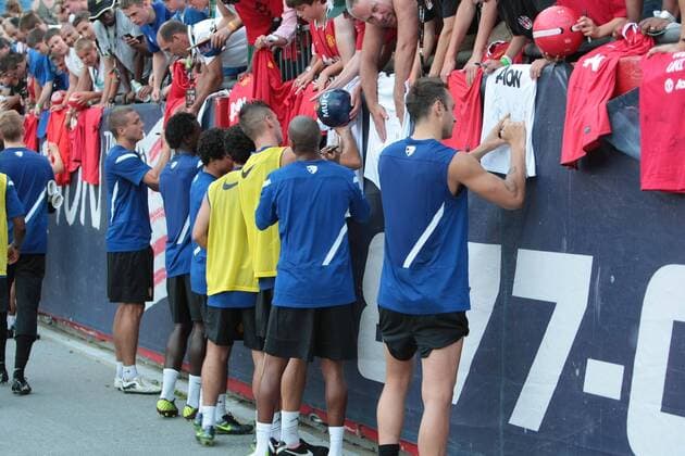 12 JUL 2011: United sign autographs for fans. Manchester United practiced at Gillette Stadium in Foxborough, Massachusetts on July 12, 2011 as part of the Herbalife World Football Challenge. SOCCER: JUL 12 World Football Challenge - Manchester United Practice Icon482110712125 EDITORIAL USE ONLY