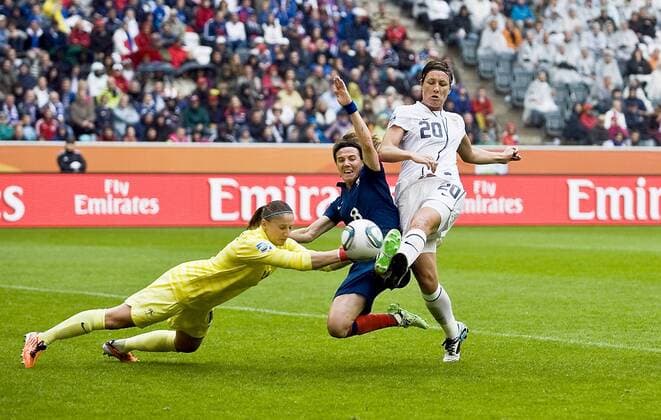 Torchance Abby WAMBACH r. (USA) im Duell gegen Torhüterin Torwart Berangere SAPOWICZ l. und Sonia BOMPASTOR (FRA), Aktion, Zweikampf, Halbfinale, Spiel 30, Frankreich (FRA) - USA, am 13.07.2011 in Mönchengladbach Fussball Frauen Weltmeisterschaft 2011 in Deutschland vom 26.06. - 17.07.2011