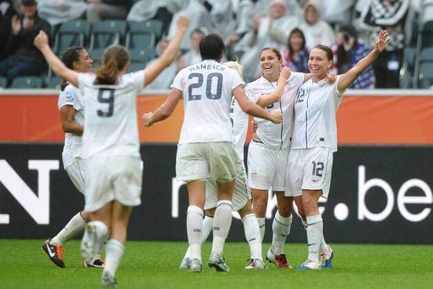 Fußball Frauen-WM, Halbfinale, Frankreich - USA am 13.07.2011 in Mönchengladbach Torjubel USA zum 1:3 durch Alex Morgan ( USA )