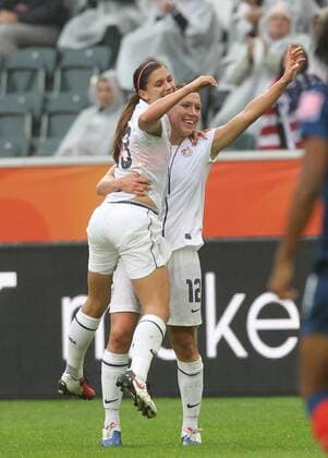 Deutschland, Frauen Fussball WM, FIFA Women s World Cup Germany 2011, Halbfinale, Frankreich vs. USA, Mönchengladbach,Alex Morgen, Lauren Cheney, beide USA jubeln