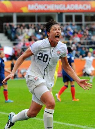 13. Juli 2011: Moenchengladbach, Stadion im Borussia Park: Fussball Frauen WM 2011, Halbfinale: Frankreich - USA: Abby Wambach vom Team USA jubelt.