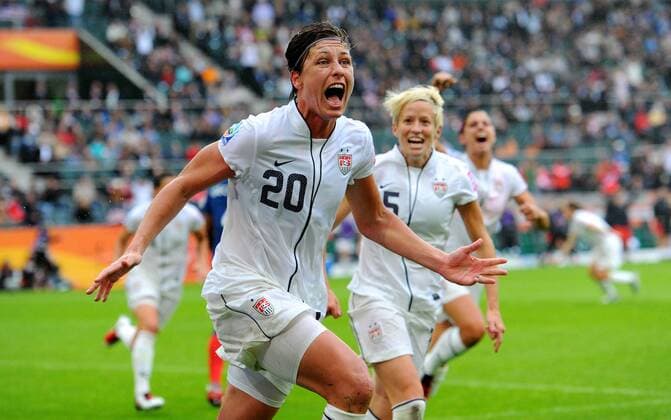 13. Juli 2011: Moenchengladbach, Stadion im Borussia Park: Fussball Frauen WM 2011, Halbfinale: Frankreich - USA: Abby Wambach (USA, l.) jubelt mit Megan Rapinoe (M) und Alex Morgan.