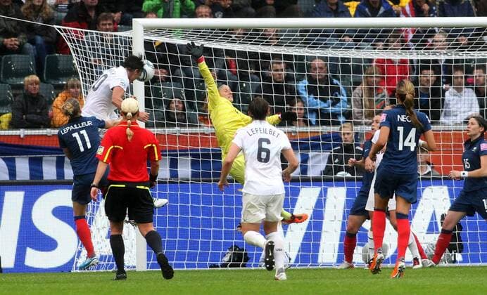 Amerika s Abby WAMBACH (L) makes the 2:1 during the semifinal match of the Women s Soccer World Cup between USA and France, Borussiapark in Moenchengladbach on July 13., 2011. Mika
