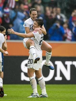 Schlussjubel USA, Lauren CHENEY l. springt auf Abby WAMBACH, Halbfinale, Spiel 30, Frankreich (FRA) - USA, am 13.07.2011 in Moenchengladbach Fussball Frauen Weltmeisterschaft 2011 in Deutschland vom 26.06. - 17.07.2011