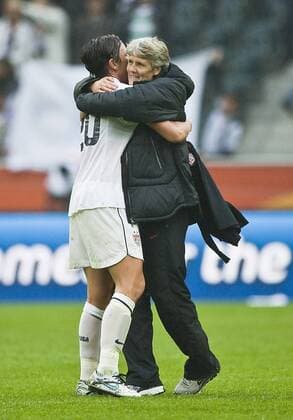 Schlussjubel USA, Trainerin Trainer Pia SUNDHAGE (SWE) umarmt Abby WAMBACH l., Halbfinale, Spiel 30, Frankreich (FRA) - USA, am 13.07.2011 in Moenchengladbach Fussball Frauen Weltmeisterschaft 2011 in Deutschland vom 26.06. - 17.07.2011