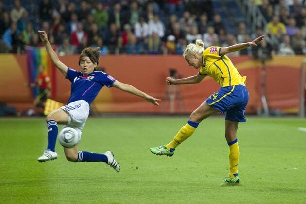 Josefine OQVIST (re., SWE) erzielt gegen Saki KUMAGAI (JPN) das Tor zum 1:0 für Schweden, Aktion, Torschuss, Halbfinale, Spiel 29, Japan (JPN) - Schweden (SWE), am 13.07.2011 in Frankfurt Fussball Frauen Weltmeisterschaft 2011 in Deutschland vom 26.06. - 17.07.2011