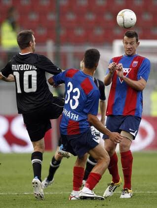 FUSSBALL - UEFA CL Quali, Sturm vs Videoton Szekesfehervar KLAGENFURT,AUSTRIA,13.JUL.11 - FUSSBALL - UEFA Champions League, Qualifikation, SK Sturm Graz vs Videoton Szekesfehervar FC. Bild zeigt Samir Muratovic (Sturm), Gabor Horvath und Akos Elek (Videoton Szekesfehervar). 