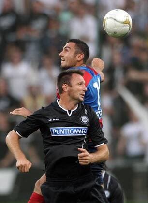 FUSSBALL - UEFA CL Quali, Sturm vs Videoton Szekesfehervar KLAGENFURT,AUSTRIA,13.JUL.11 - FUSSBALL - UEFA Champions League, Qualifikation, SK Sturm Graz vs Videoton Szekesfehervar FC. Bild zeigt Samir Muratovic (Sturm) und Gyoergy Sandor (Videoton Szekesfehervar). 