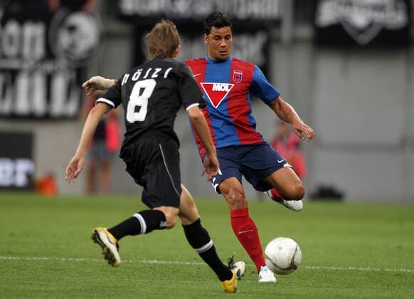 FUSSBALL - UEFA CL Quali, Sturm vs Videoton Szekesfehervar KLAGENFURT,AUSTRIA,13.JUL.11 - FUSSBALL - UEFA Champions League, Qualifikation, SK Sturm Graz vs Videoton Szekesfehervar FC. Bild zeigt Hector (Videoton Szekesfehervar) und Andreas Hoelzl (Sturm). 