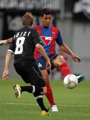 FUSSBALL - UEFA CL Quali, Sturm vs Videoton Szekesfehervar KLAGENFURT,AUSTRIA,13.JUL.11 - FUSSBALL - UEFA Champions League, Qualifikation, SK Sturm Graz vs Videoton Szekesfehervar FC. Bild zeigt Hector (Videoton Szekesfehervar) und Andreas Hoelzl (Sturm). 