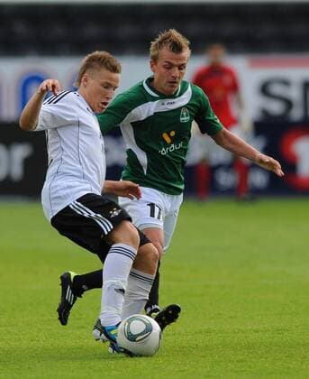 Rosenborg BK Trondheim - Breidablik, Jonas Svensson, Rosenborg, og Jokull Elisabetarson, Breidablik, i duell 
